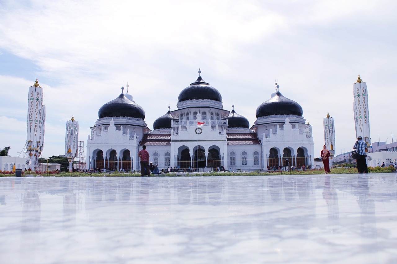 mAsjid Baiturrahman, salah satu tempat yang wajib dikunjungi saat perhi ke Aceh