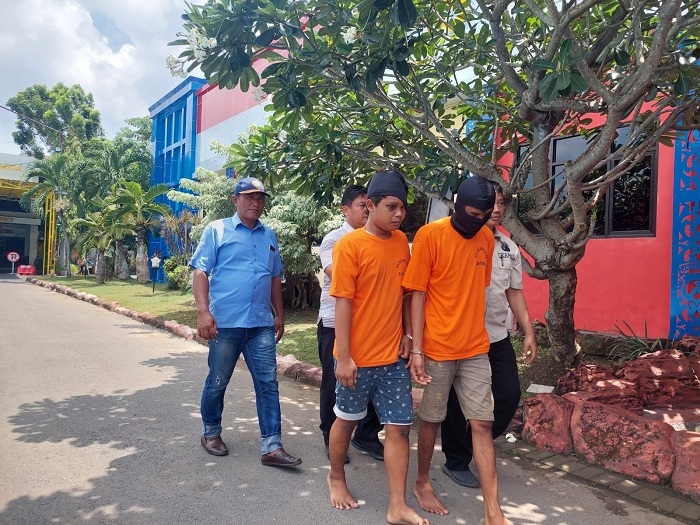 BABAK BELUR: Dua tersangka penjambretan diamankan petugas di Mapolres Bangkalan Kamis (4/1). (ZEINAL ABIDIN/JPRM)