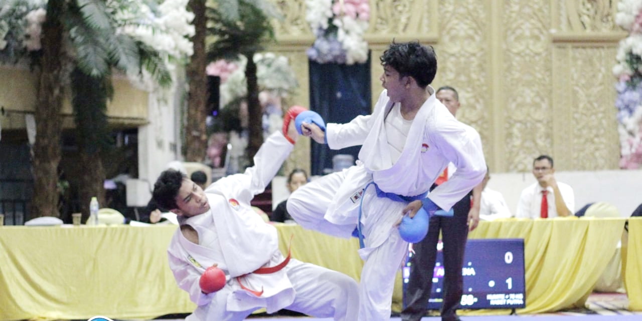 BERTANDING: Atlet Inkai Pamekasan Ahmad Radit Aprisena (sabuk biru) menghadapi lawannya di International Karate Champhionship Unesa Rector Cup 2023 di Unesa, Minggu, 24/12/2023. (INKAI UNTUK JPRM)