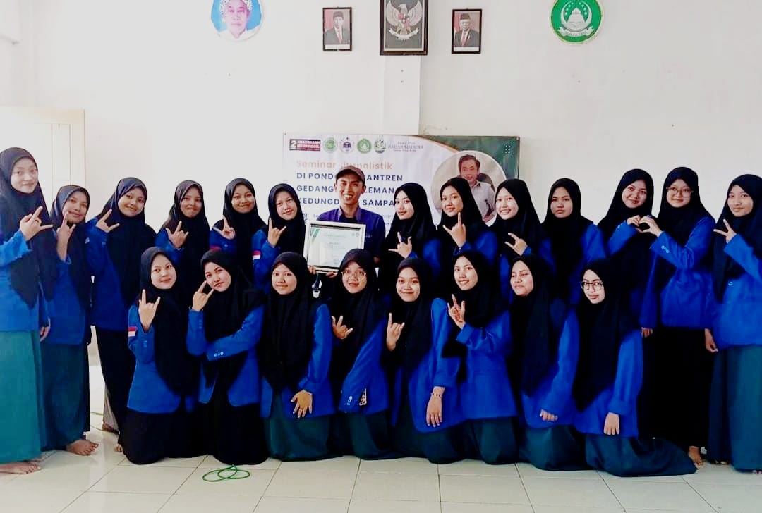 SEMANGAT: Wartawan JPRM Anis Billah foto bersama santri Ponpes Gedangan, Daleman, Kedungdung, Sampang, Senin (11/12).