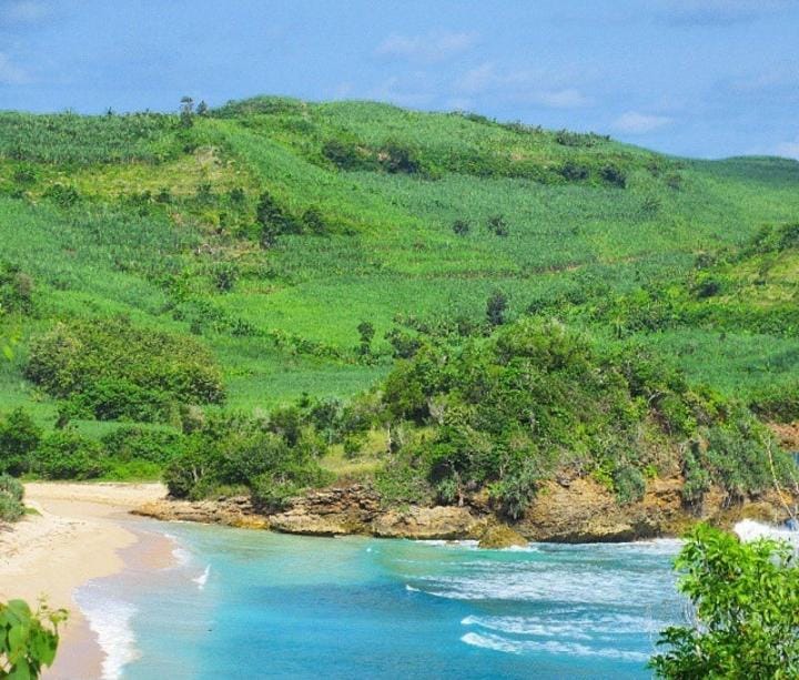 Pantai Gondo Mayit yang berlokasi di Blitar cocok untuk berbagai aktivitas wisata. (@ayodolan untuk RadarMadura.id)