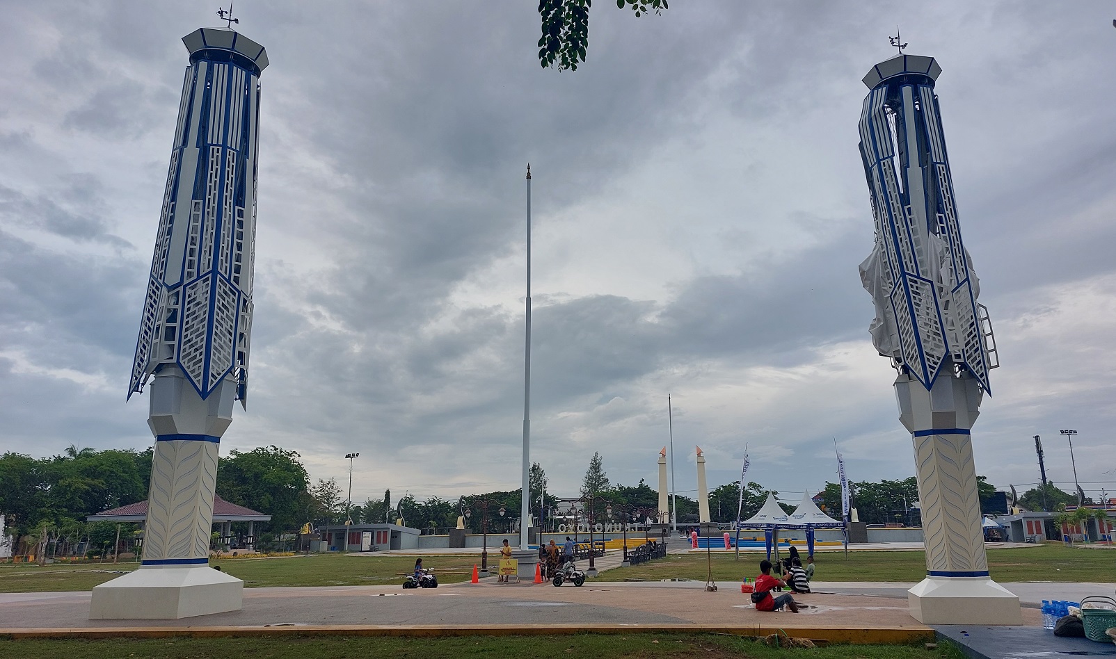 IKON: Warga bersantai di area Alun-Alun Trunojoyo, Sampang, Rabu (3/1). (JUNAIDI PONDIYANTO/JPRM)