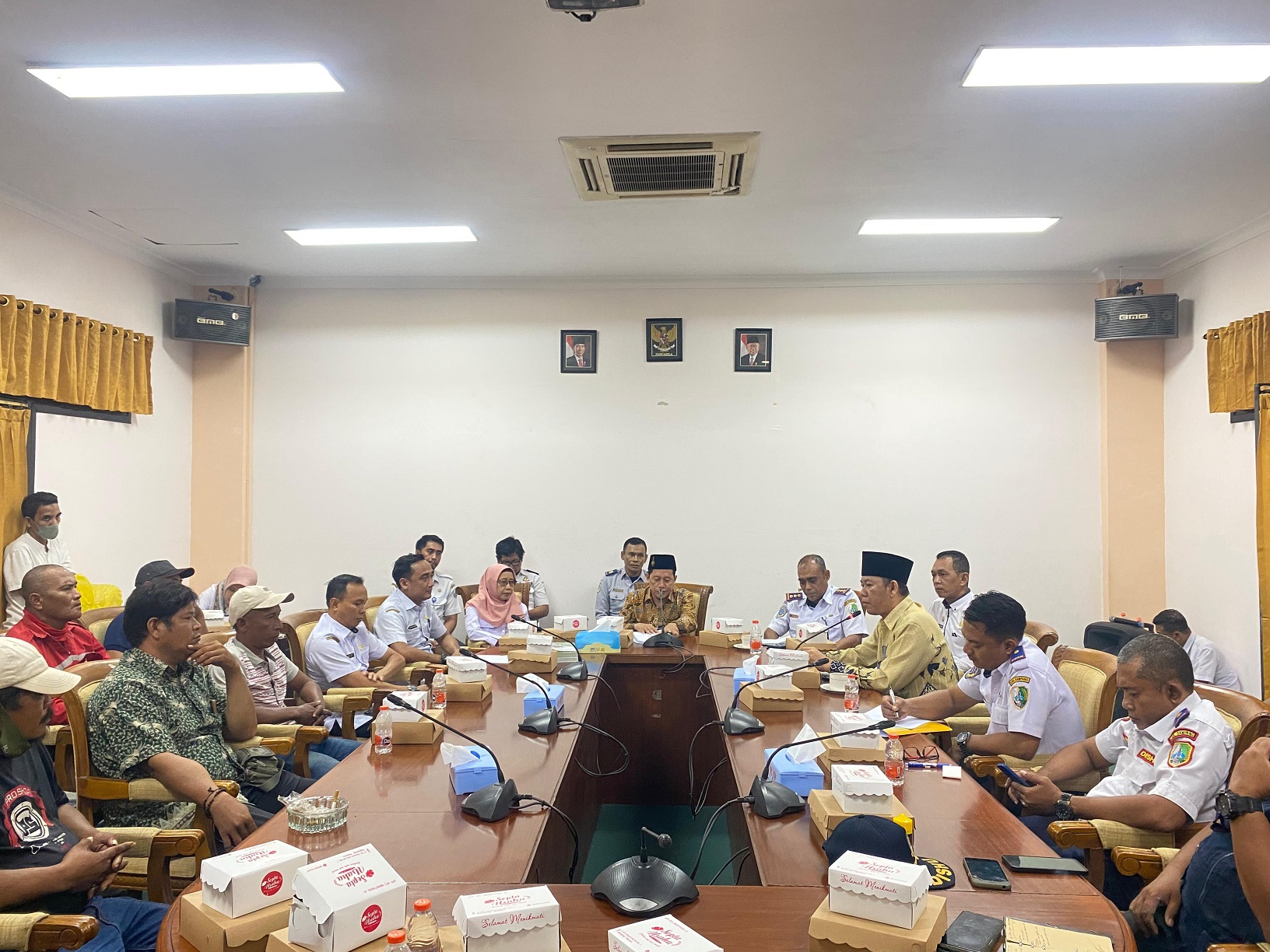 ASPIRASI: Puluhan petugas parkir menggelar audiensi di DPRD Sampang Rabu (3/1). (MOH. IQBAL AFGANI/JPRM)