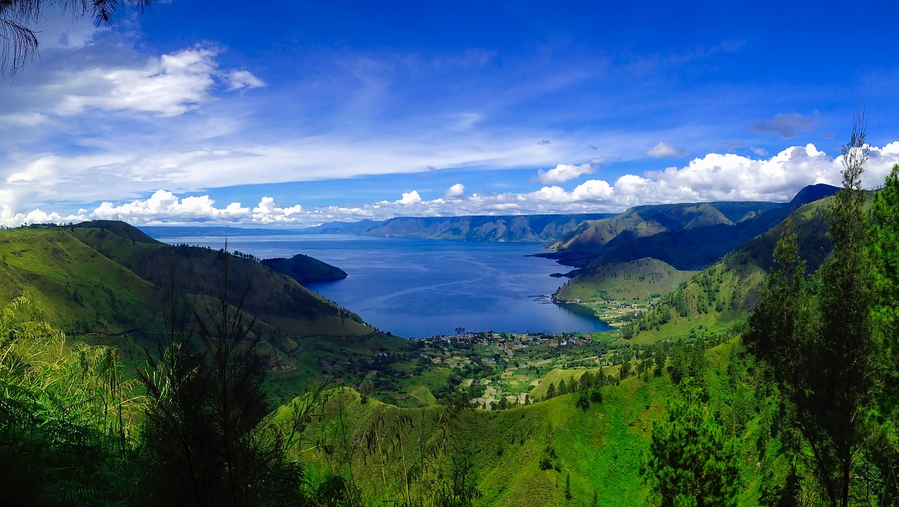 Danau Toba, salah satu wisata alam terkenal di Medan, Sumatera Utara
