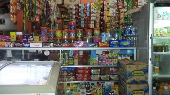 MARAK: Toko kelontong atau yang dikenal sebagai Warung Madura ada di mana-mana. (Teguh Awee untuk RadarMadura.id)