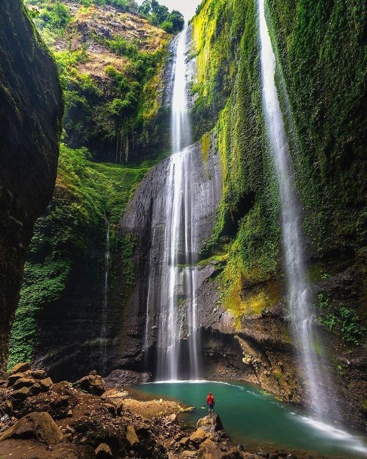 MEMUKAU: Air Terjun Madakaripura di Probolinggo menjadi saksi kesetiaan Gadjah Mada (@pesonaairterjunindonesia untuk RadarMadura.id)