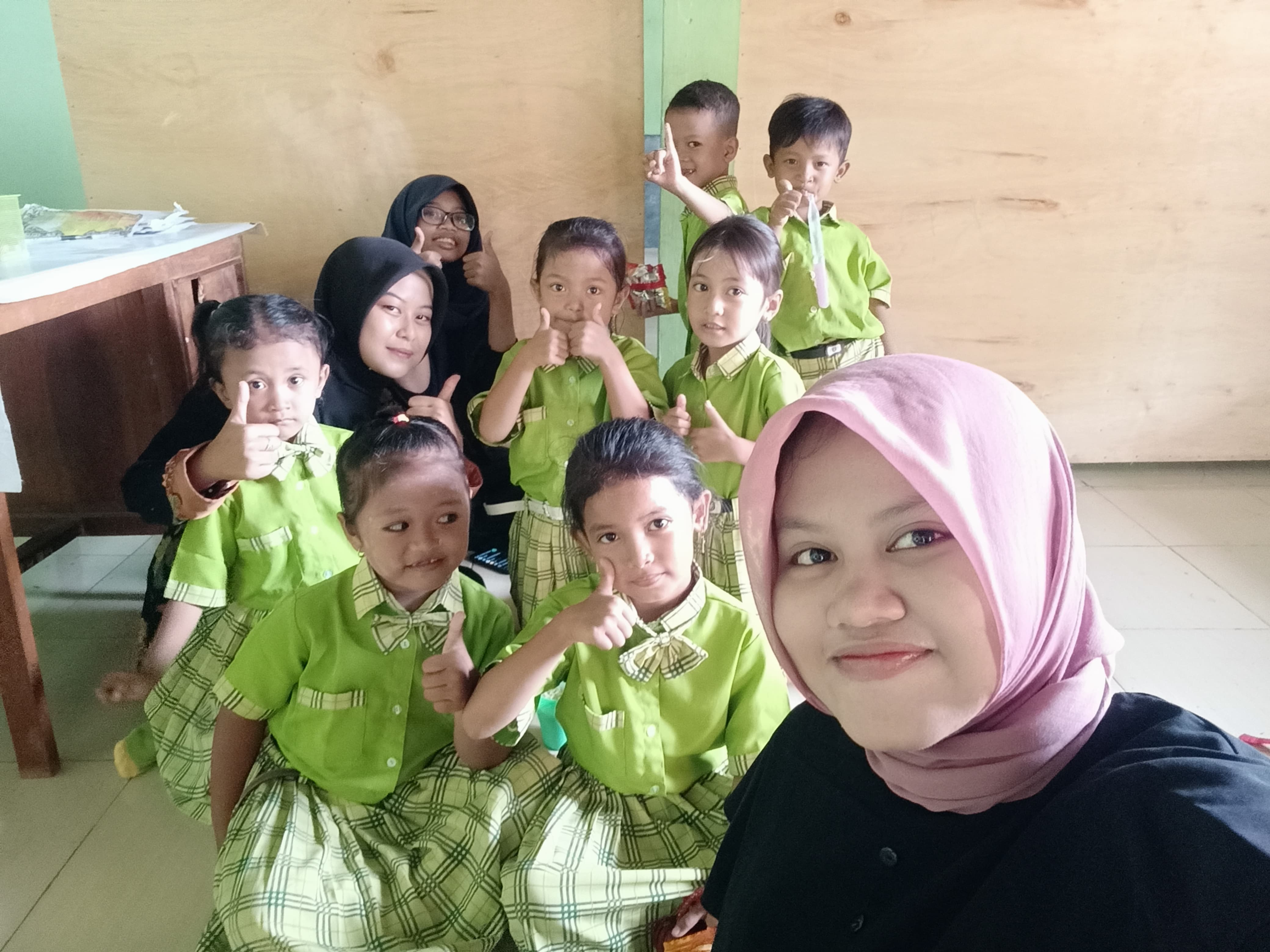 Relawan sedang berfoto bersama siswa RA Raudlatul Ulum, Sendir, Kecamatan Lenteng, Sumenep, (28/11) tahun lalu.