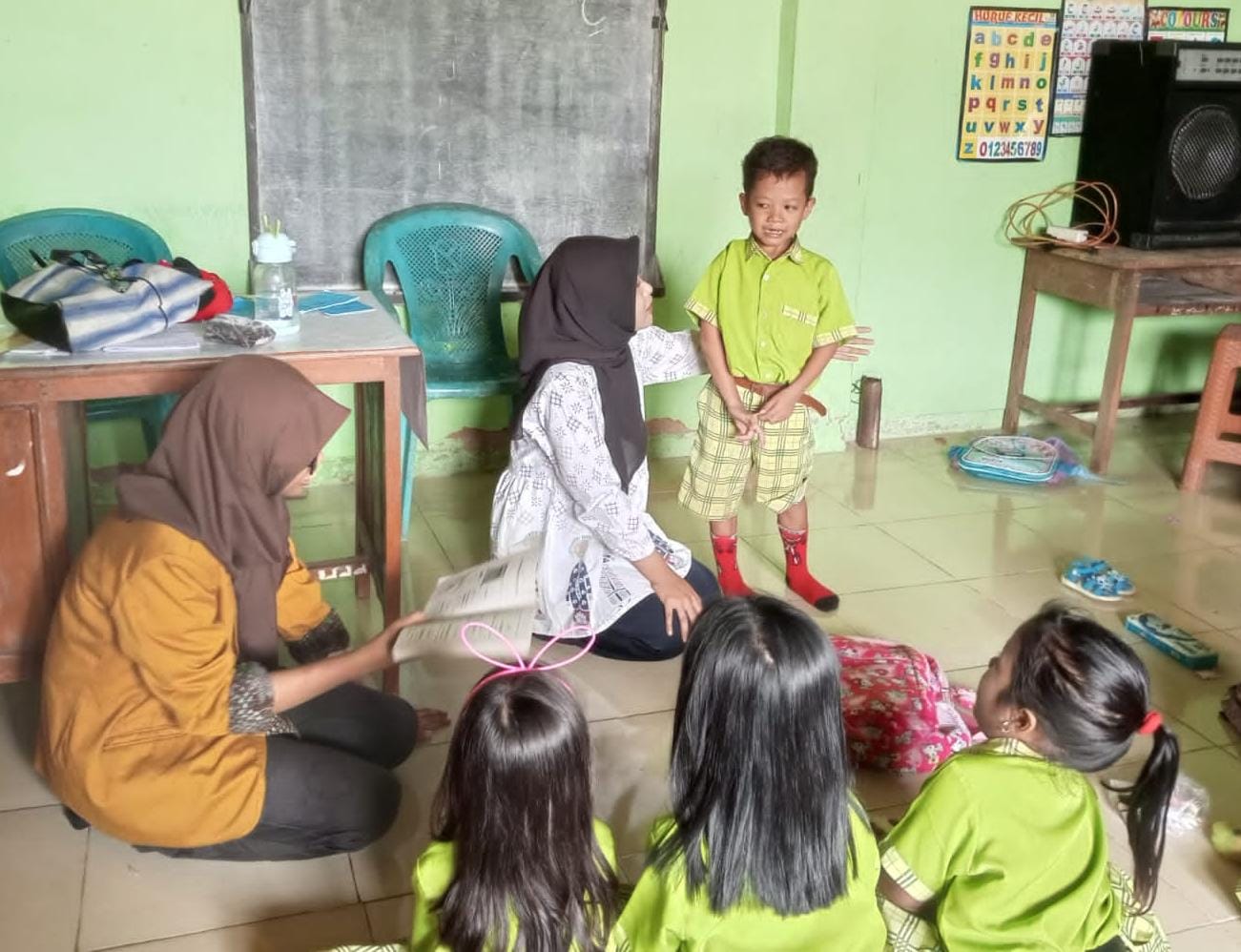 Kegiatan belajar mengajar relawan Madrasah Memanggil di RA Raudlatul Ulum, Sendiri, Kecamatan Lenteng, Sumenep