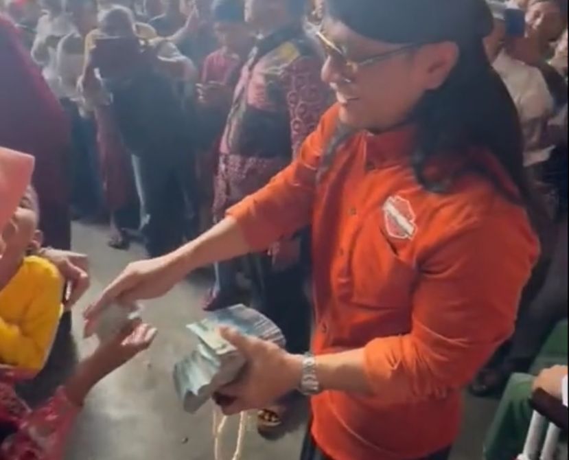 MELANGGAR: Gus Miftah membagikan uang kepada warga di rumah Haji Her, Blumbungan, Pamekasan. (Foto/capture)
