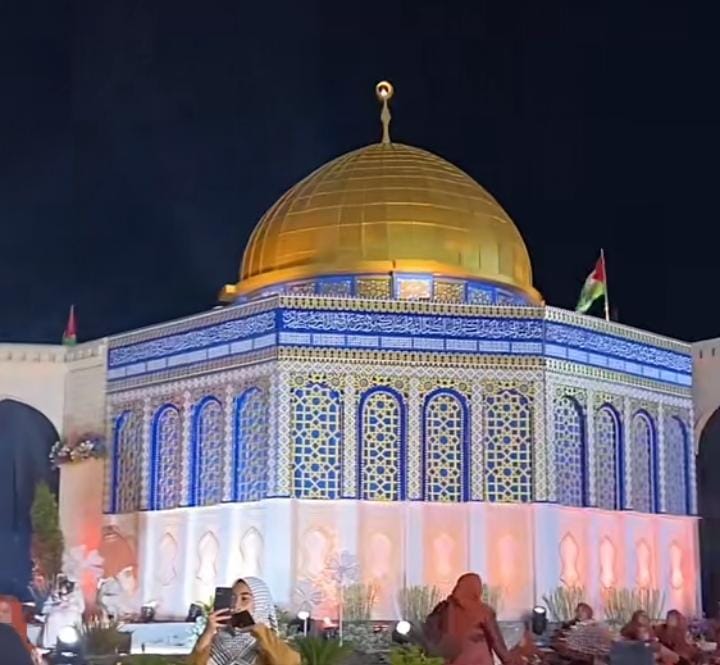 INDAH: Replika Masjid Al-Aqsa dibangun selama tiga bulan oleh alumni dan santri Pondok Pesantren Al-Aziziyah 2 Bangkalan. (@ayidh_mua untuk RadarMadura.id)
