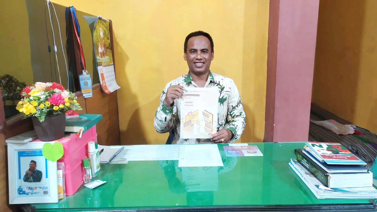 PRODUKTIF: Fujiyanto memperlihatkan buku di ruang kerja SMAN 2 Sumenep, Jumat (5/1). (HERIVIYA YUVI/JPRM)