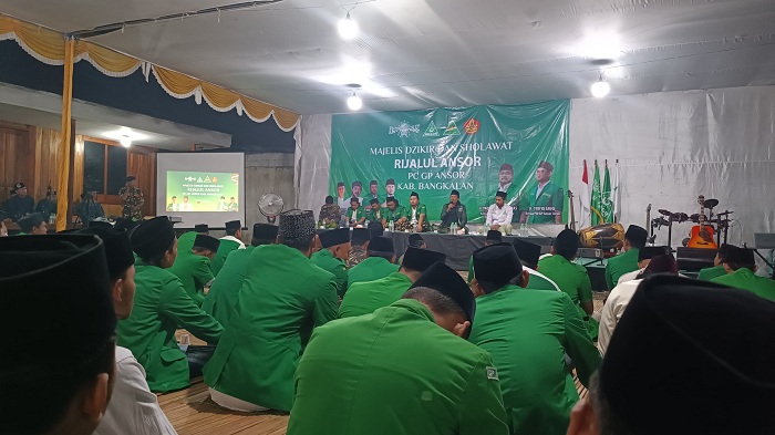 HIJAU: Pengurus PC, PAC, dan kader Ansor Bangkalan melakukan zikir dan salawat yang digelar di Kampung Kramat Tikus, Kelurahan Kemayoran, Jumat (5/1) malam. (HAMID UNTUK JPRM)