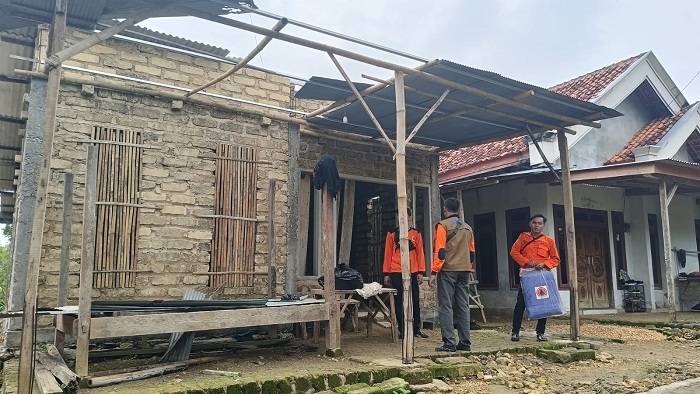RONTOK: Petugas BPBD Pamekasan mengecek atap rumah warga yang rusak karena diterjang angin kencang di Dusun Sumber Bintang, Desa Pakong, Kecamatan Pakong, Jumat (5/1). (BPBD UNTUK JPRM)