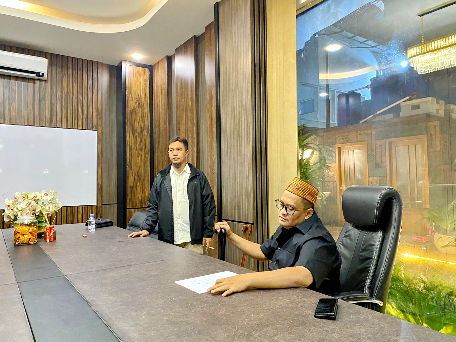 KOOPERATIF: Khairul Umam memberikan keterangan pers di kediamannya di Desa Blumbungan, Kecamatan Larangan, Pamekasan, setelah memenuhi panggilan Bawaslu, Jumat (6/1) malam. (MOH. JUNAIDI/JPRM )