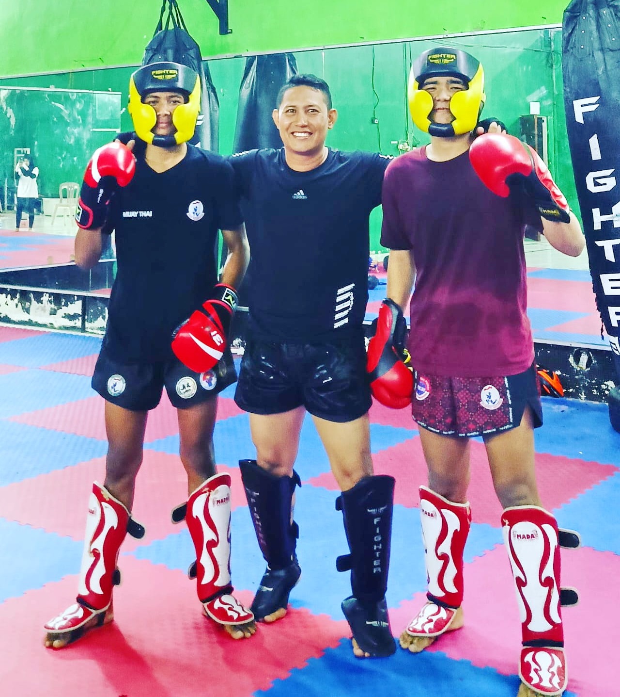 SIAP TARUNG: Binpres KBI Pamekasan Ary Budiarto bersama atlet KBI Pamekasan di Master Gym, Pamekasan, Minggu (3/12) malam. (KBI UNTUK JPRM)