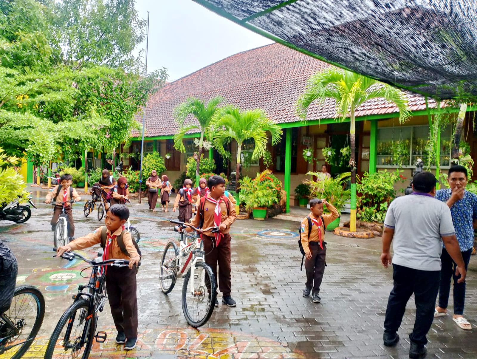 PULANG SEKOLAH: Siswa SDN Bugih 3 Pamekasan berada di halaman sekolahnya, Sabtu (6/1). (UBAIDILLAH RA&rsquo;IE/JPRM)
