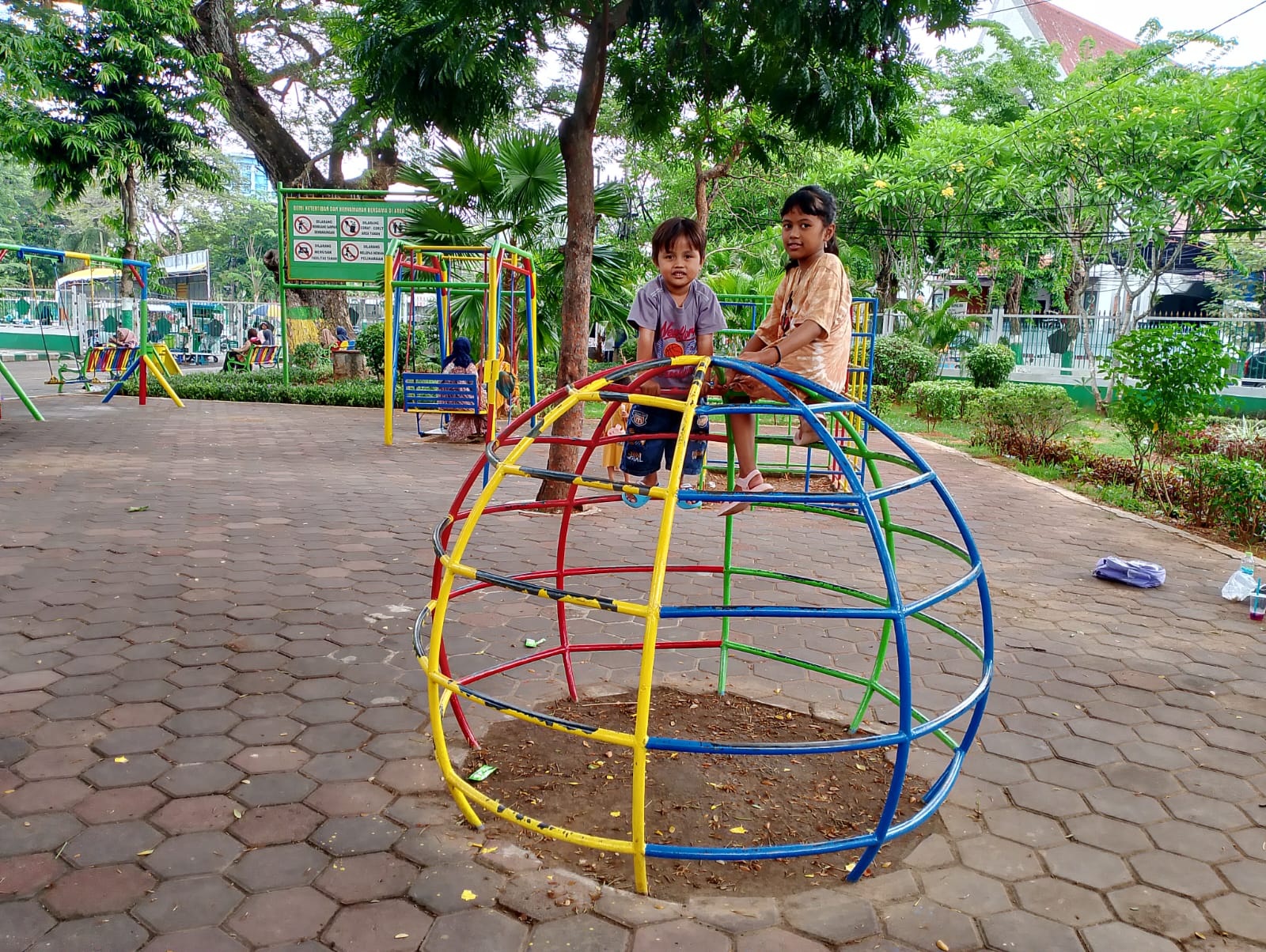 SEHAT: Dua bocah sedang bermain di Alun-Alun Arek Lancor Pamekasan, Jumat (6/1). (UBAIDILLAHIR RA&rsquo;IE/JPRM)