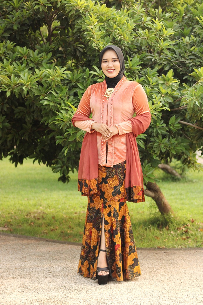 EKSOTIS: Awenda Trisna Diningtyas mengenakan kebaya glamor dengan percaya diri Senin, 18 Desember 2023. (VIVIN AGUSTIN HARTONO/JPRM)