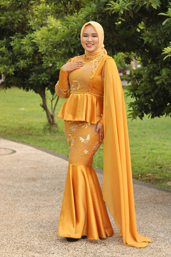 MEWAH: Awenda Trisna Diningtyas mengenakan gaun batik glamor dengan elegan yang membalut pas di tubuhnya Senin (18/12/2023). (VIVIN AGUSTIN HARTONO/JPRM)