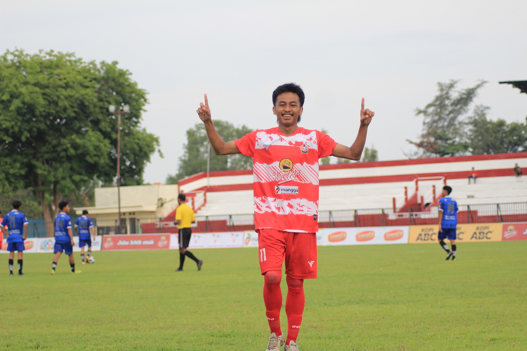 BAHAGIA: Pemain Persepam Maulana Ramadhan merayakan golnya ke gawang Perseba Bangkalan pada penyisihan grup di Stadion A. Yani, Sumenep, Selasa, 12 Desember 2023.&nbsp;(PERSEPAM UNTUK JPRM)
