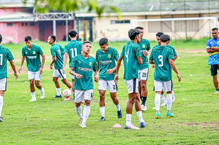 OPTIMISTIS MENANG: Para pemain Perssu MC menjalankan latihan di Stadion A. Yani, Sumenep, pada Rabu (3/1). (PERSSU MC UNTUK JPRM)