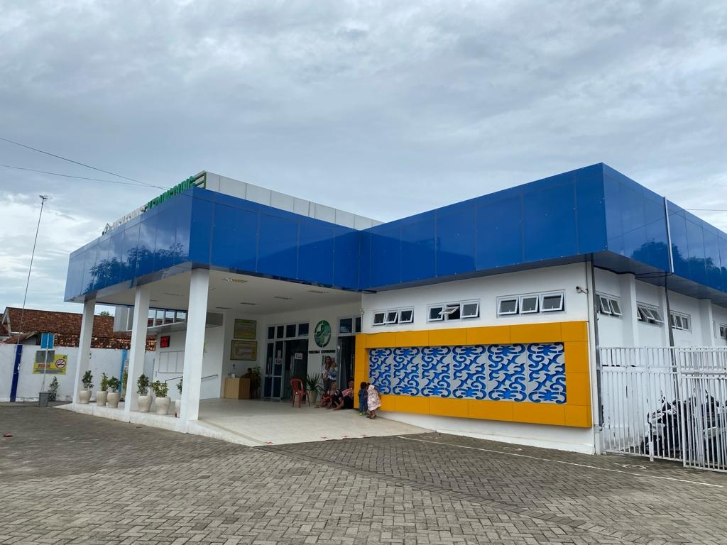 CERAH: Keluarga pasien berada di depan Puskesmas Kedungdung, Rabu (3/1). (ANIS BILLAH/JPRM)