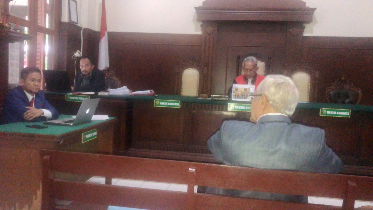 CARI KEADILAN: Kuasa Hukum Sugianto Sulaisi Abdurrazaq (kiri) menghadiri sidang praperadilan di Pengadilan Negeri Surabaya pada Jumat (5/1). (SIDDIK UNTUK JPRM)