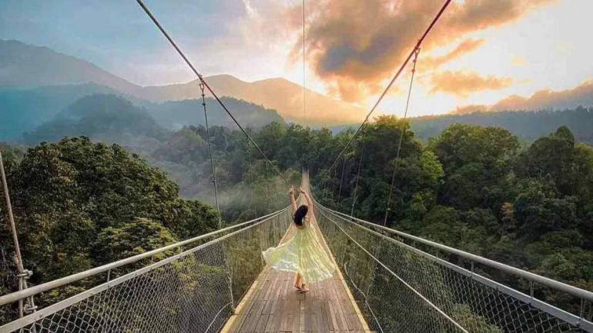Pengunjung Menikmati keindahan alam di Situ Gunung Park