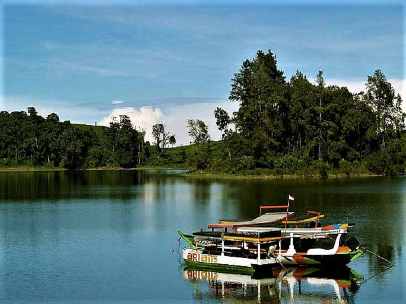 Pengunjung menikmati keindahan danau dengan cara menaiki perahu