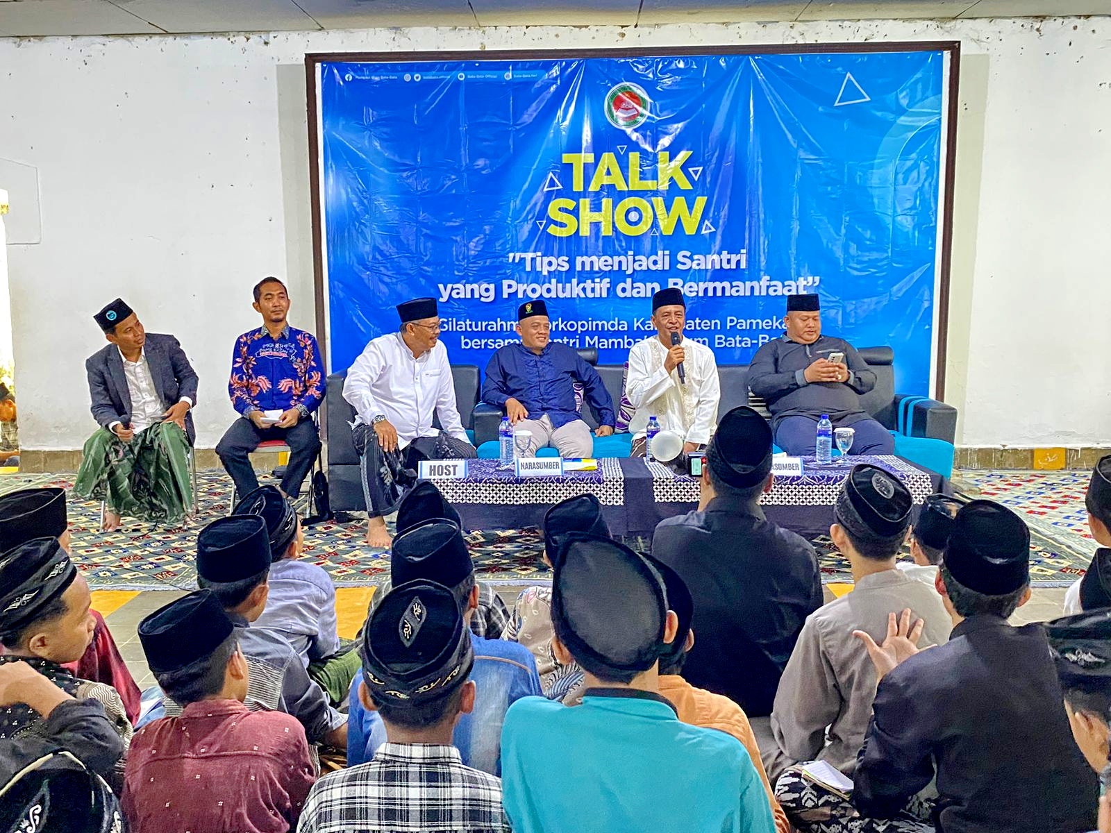 BERI MOTIVASI: Dari kanan, Kapolres Pamekasan, Pj Bupati, Dandim 0826/Pamekasan, Pj Sekda, Staf Kantor Imigrasi Kelas II Non-TPI Pamekasan, dan Waka JPRM Biro Pamekasan, Minggu (7/1). (FAHMI J./JPRM)