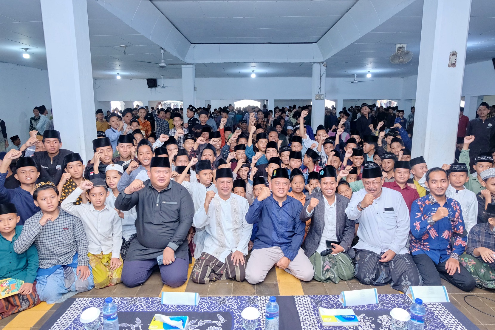 MEMUKAU: Jajaran forkopimda berfoto bersama santri Ponpes Muba Pamekasan di&nbsp; musala Ponpes Muba Pamekasan Minggu (7/1). (FAHMI JALIL/JPRM)