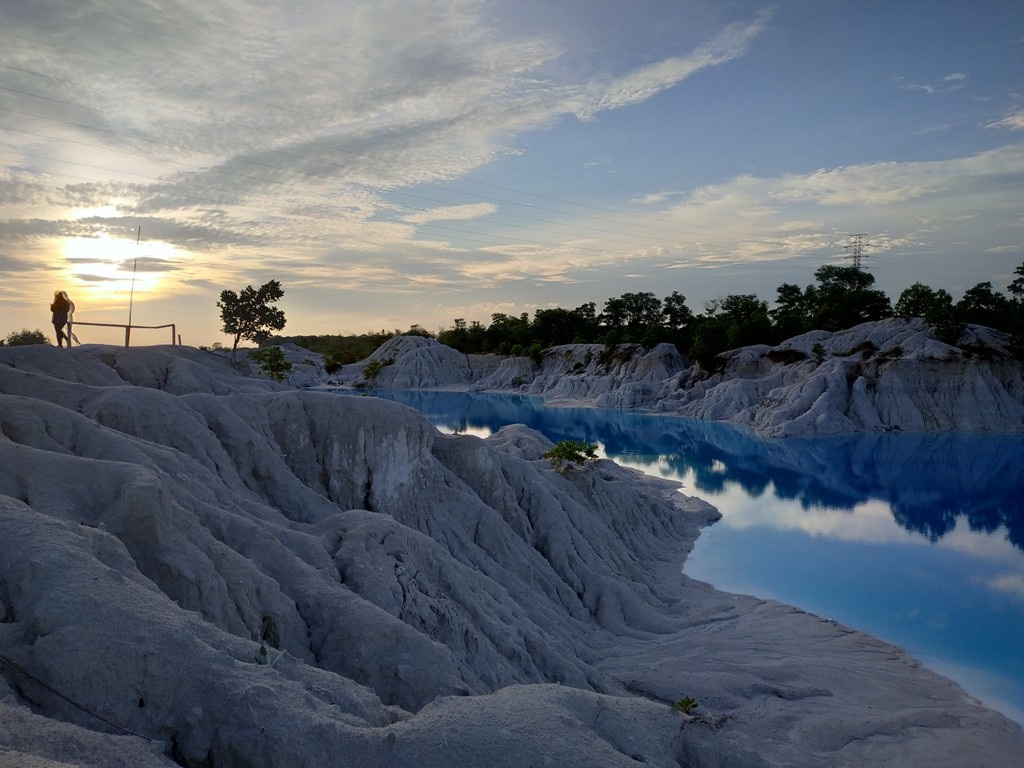Danau Kaolin, wisata alam yang berasal dari bekas penambangan  biji timah di Bangka Tengah