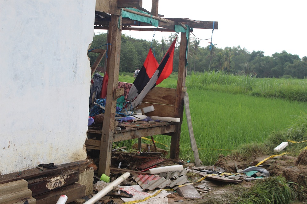 TKP:&nbsp;Situasi setelah ledakan terjadi&nbsp;di rumah singgah milik Atmawi, 53, Desa Bates, Kecamatan Dasuk, Rabu (3/1) siang. (HERIVIYA YUVI/JPRM)