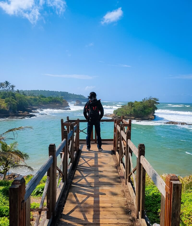 Pengunjung Menikmati keindahan Pantai Amanda Ratu