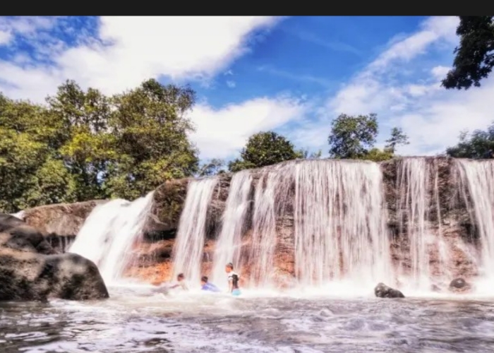 Pengunjung menikmati kesegaran Air Terjun Grojokan Limo