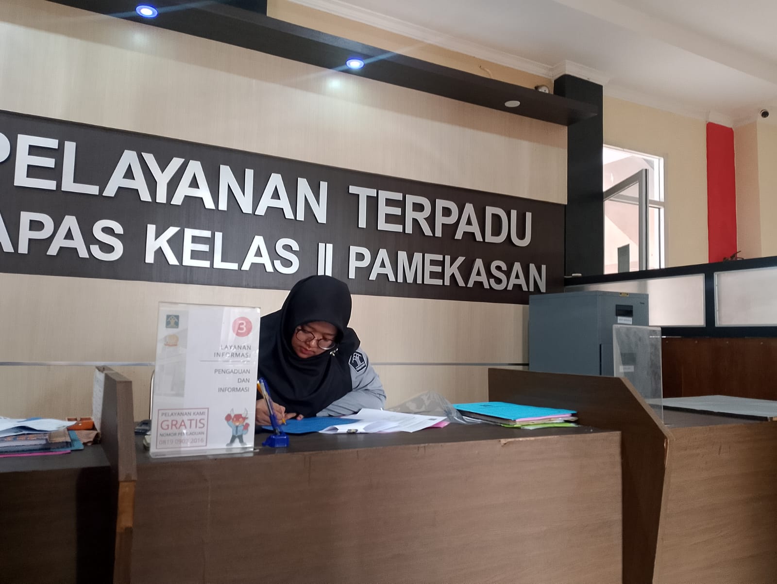 BERTUGAS: Pegawai Bapas Kelas II Pamekasan bertugas di kantornya, Senin (8/1). (UBAIDILLAHIR RA&rsquo;IE/JPRM)