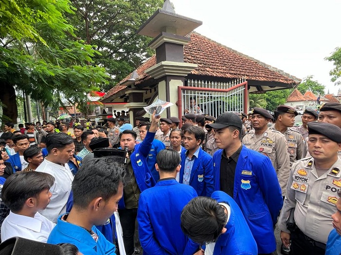 TEGAS: Ketua PC PMII Pamekasan Homaidi menyampaikan aspirasi di depan kantor Pemkab Pamekasan Senin (8/1). (FAHMI JALIL/JPRM)