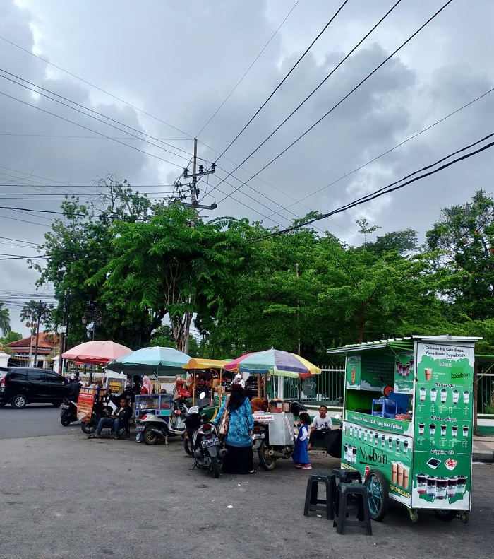 LANGGAR PERDA: Para PKL berjualan di trotoar area Arlan Pamekasan Senin (8/1). (UBAIDILLAHIR RA&rsquo;IE/JPRM)