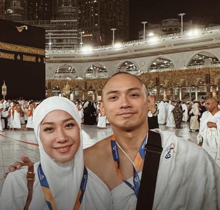 Foto Tiko Aryawardhana dan BCL pada saat melakukan ibadah Umrah (@heruwijaya untuk RadarMadura.id)