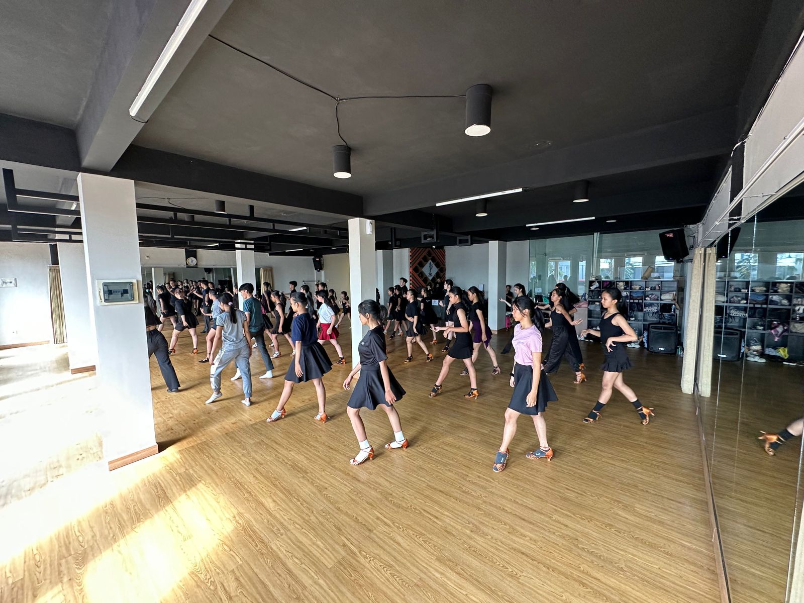 SPIRIT: Atlet dance sport sedang berlatih di Kota Surabaya beberapa waktu lalu. (DANCE SPORT UNTUK JPRM)