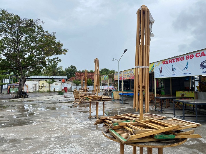 TAK LAYAK: Fasilitas kursi payung di area Sae Rassah, Jalan Dirgahayu, Kecamatan Bugih, Pamekasan, yang rusak, Senin (8/1). (MOH. JUNAIDI/JPRM)