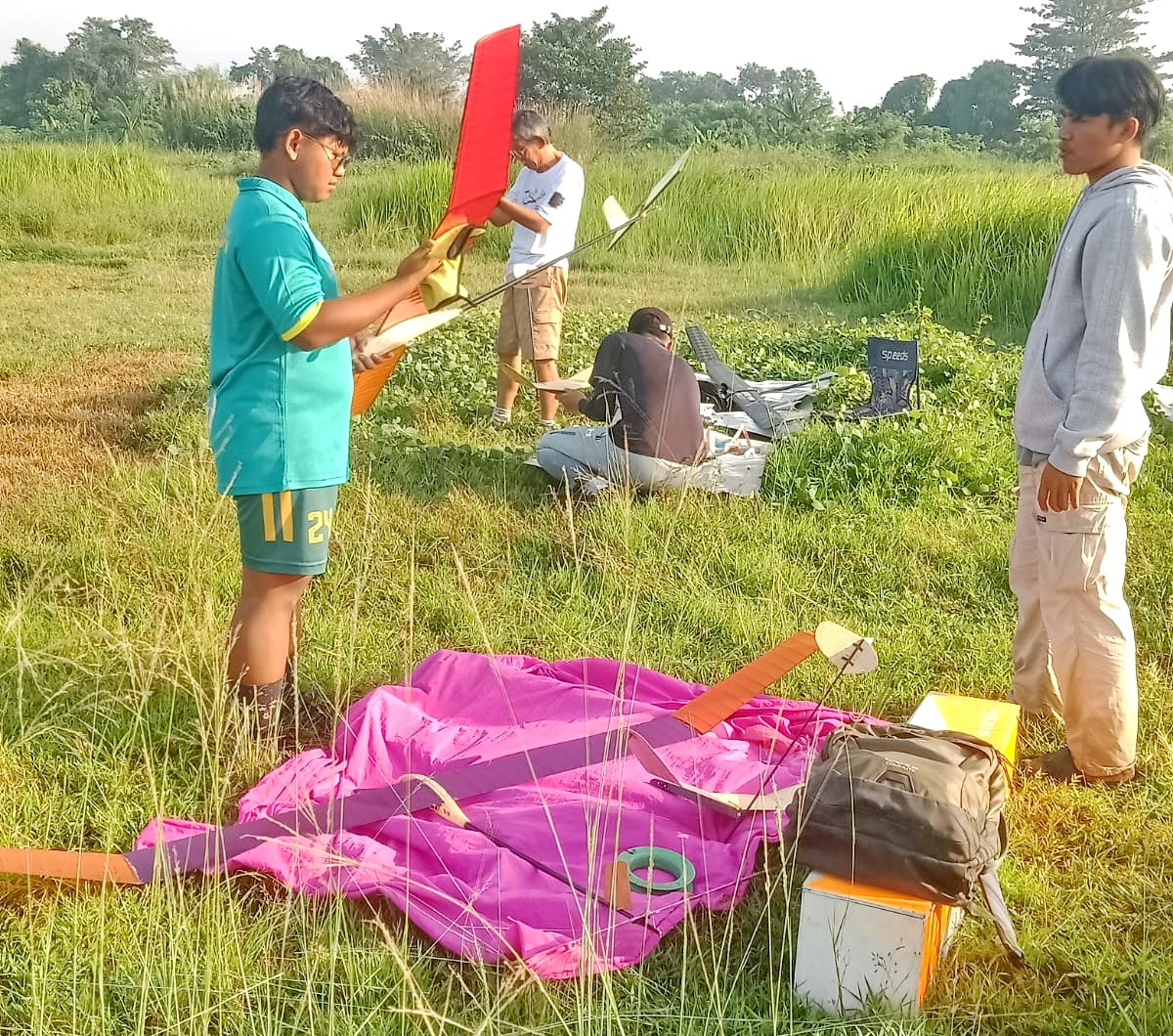 GIAT: Atlet Aeromodelling FASI Pamekasan melakukan latihan di area persawahan di Desa Toket, Kecamatan Proppo, Pamekasan, Sabtu (4/1). (AEROMODELLING UNTUK JPRM)