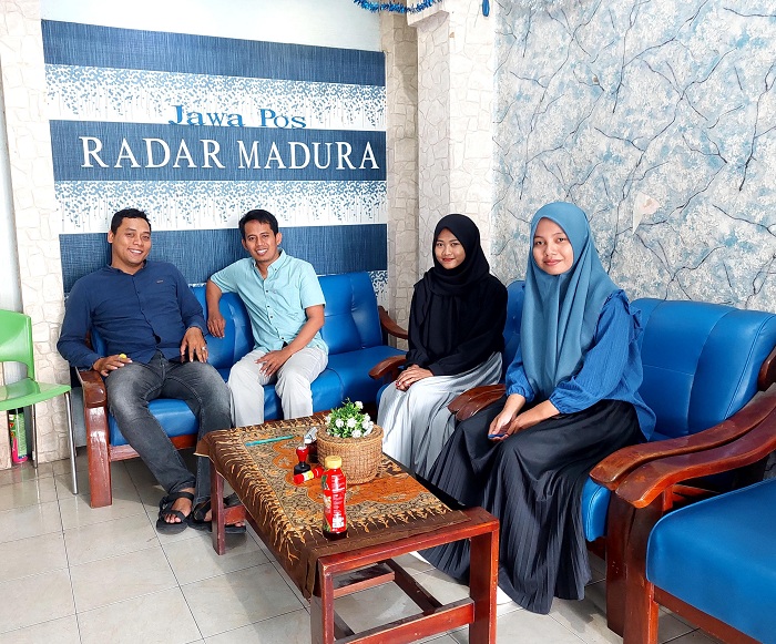 SEMANGAT: Wakil Kepala JPRM Biro Pamekasan Moh. Ali Muhsin (dua dari kiri) ditemani Faidul Qadar (kiri) saat menerima mahasiswa magang dari UIM Pamekasan  Selasa (9/1). (UBAIDILLAHIR RA&rsquo;IE/JPRM)