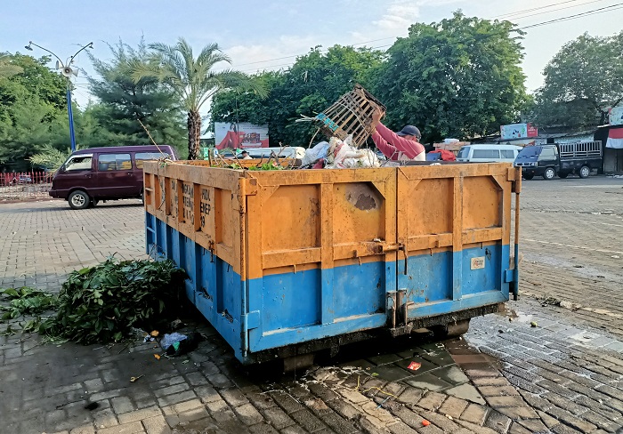 PEMBUANGAN SEMENTARA: Kontainer sampah milik DLH Sumenep yang berada di Desa Kolor, Kecamatan Kota, Selasa (9/1). (MOH. IQBAL/JPRM)