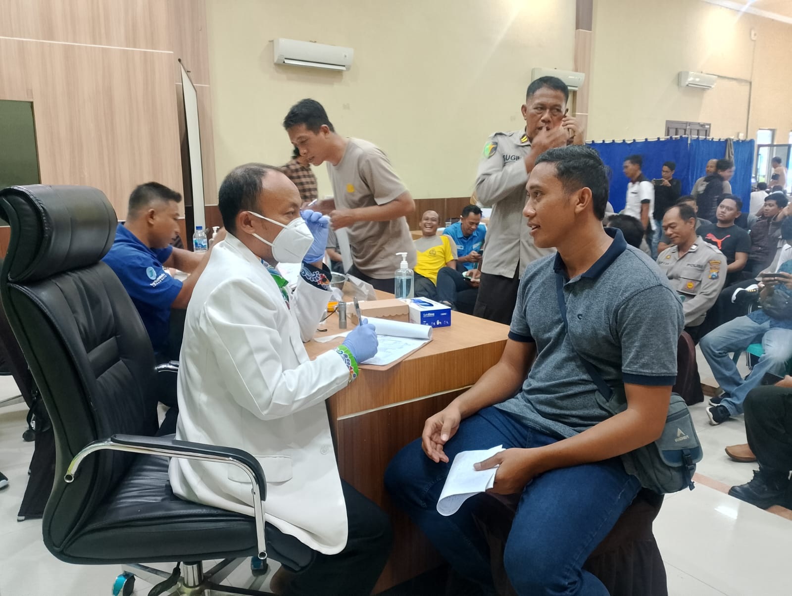 TERTIB: Polisi mengikuti pemeriksaan di Gedung Bhayangkara Polres Pamekasan, Selasa (9/1). (UBAIDILLAHIR RA&rsquo;IE/JPRM)
