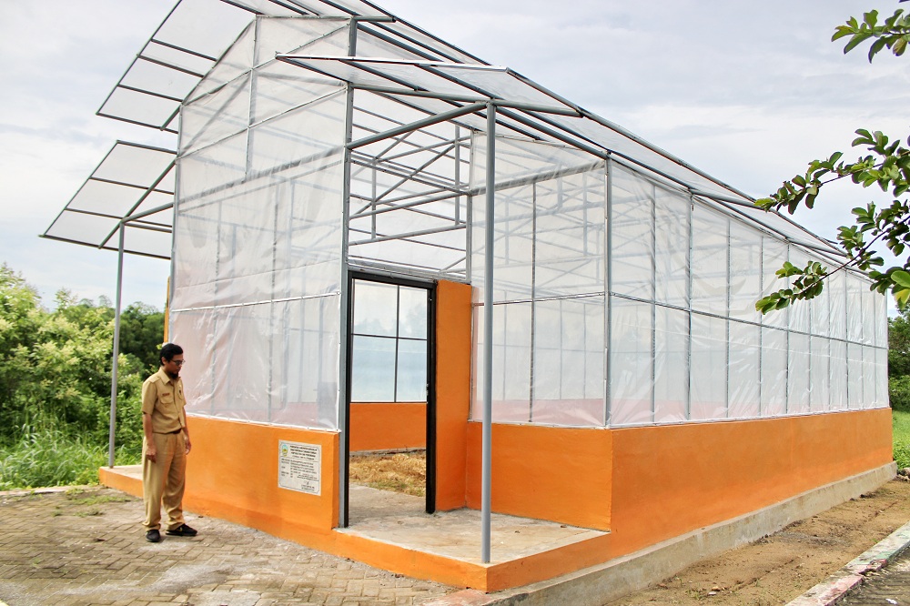 SARANA BARU: Pegawai Dispertapahorbun Bangkalan berada di Green House BPP Burneh, Senin (8/1). (VIVIN AGUSTIN HARTONO/JPRM)
