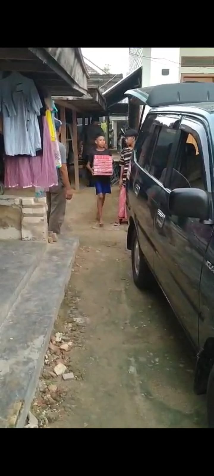 ILEGAL: Warga mengangkut rokok ke mobil petugas saat diamankan beberapa hari lalu. (IST)