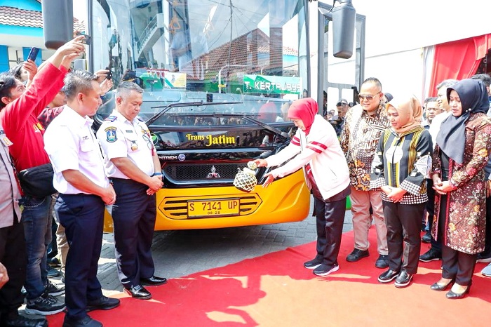 KOMPAK: Kepala Dishub Jatim Nyono mendampingi Gubernur Jatim Khofifah Indar Parawansa saat meluncurkan bus Trans Jatim. (PEMPROV JATIM UNTUK JPRM)