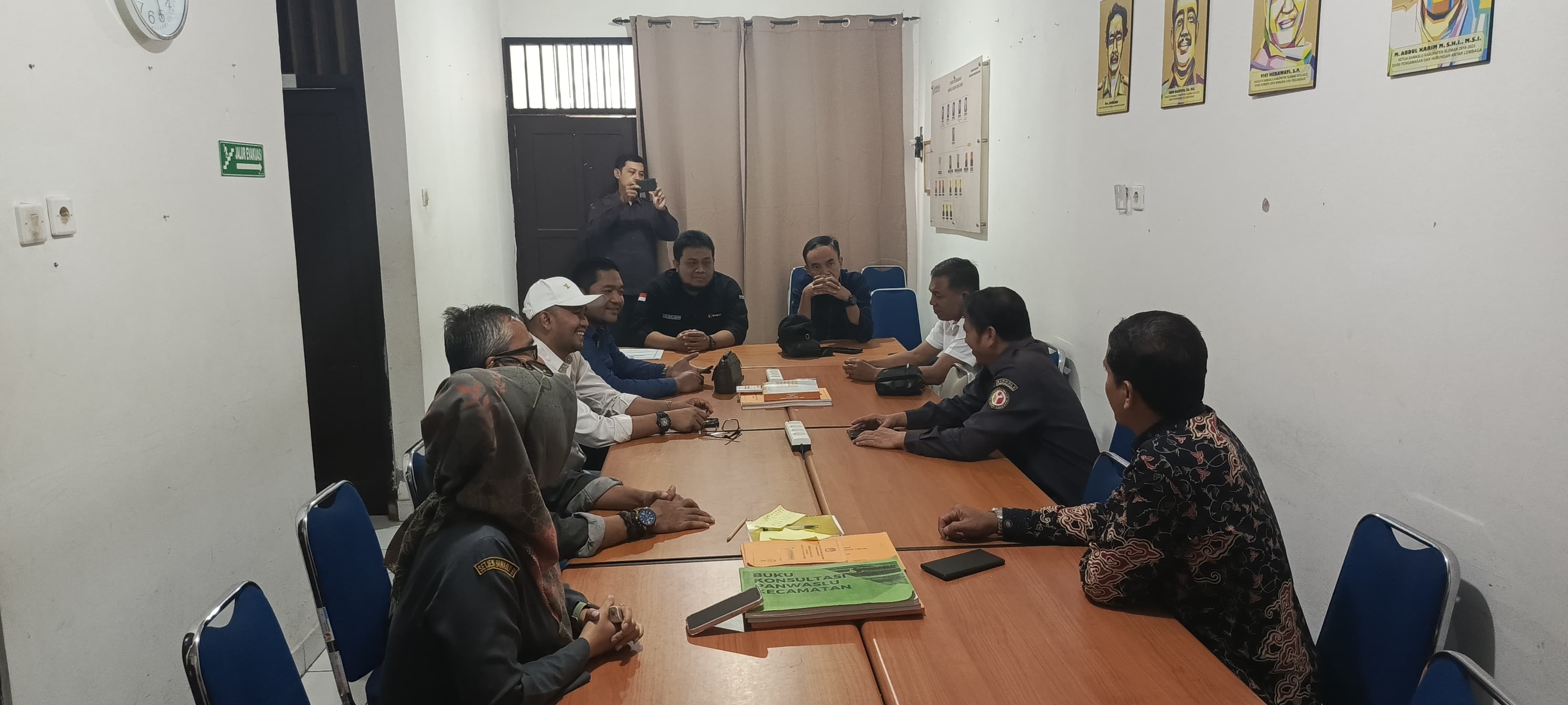 SINERGI: Komisioner Bawaslu Pamekasan berkoordinasi dengan Bawaslu Sleman Provinsi DI Jogjakarta terkait pemeriksaan Gus Miftah, Senin (8/1). (BAWASLU UNTUK JPRM)