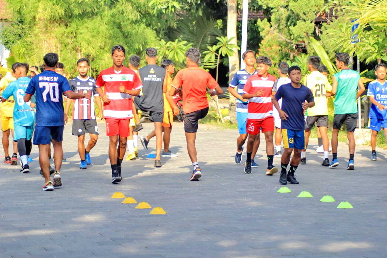 LATIHAN: Pemain Persepam Pamekasan menjalani latihan ringan di halaman salah satu hotel di Banyuwangi Senin (8/1). (SULAIMAN UNTUK JPRM)